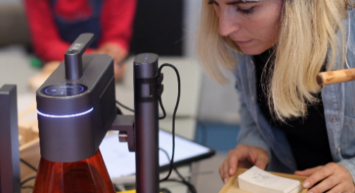 A customer testing laserpecker laser engraver on site.